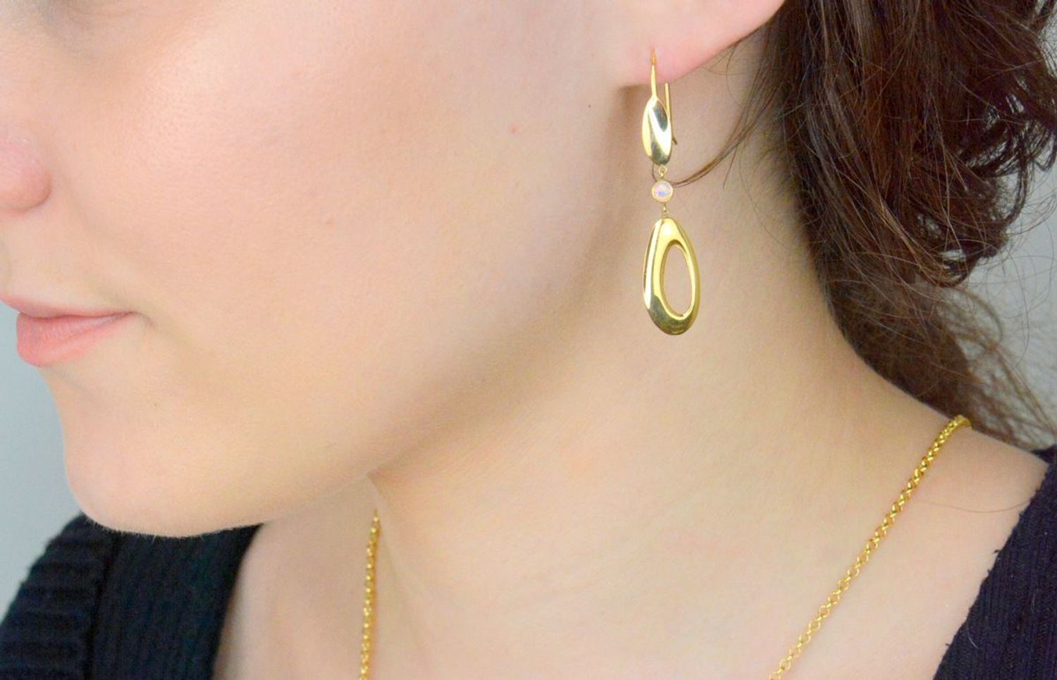 Kolczyki wiszące łezki, pr 585 OR OZ 91 0457 Złote kolczyki wykonane z najwyższej jakości żółtego złota, próba 585. Kolczyki w kształcie łezki ozdobione kamieniem naturalnym opalem różowym1.jpg